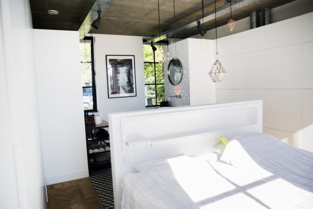 Дизайн спальни, как и всего дома, выдержан в стиле лофт.