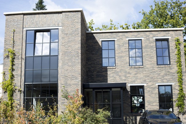 Обновленный фасад дома выполненный клинкерной плиткой смотрится очень современно.