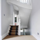 Лестницы имеют интересную форму и могут служить своеобразным украшением дома.