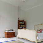 Одна из детских спален. Для хранения игрушек использован плетенный сундук.