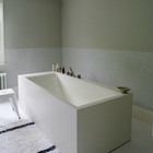 Ванная комната с отдельно стоящей прямоугольной ванной современного дизайна.