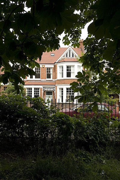 Фасад дома в викторианском стиле, вид из парка