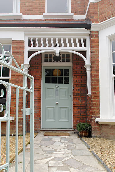Калитка и вход в дом в викторианском стиле.