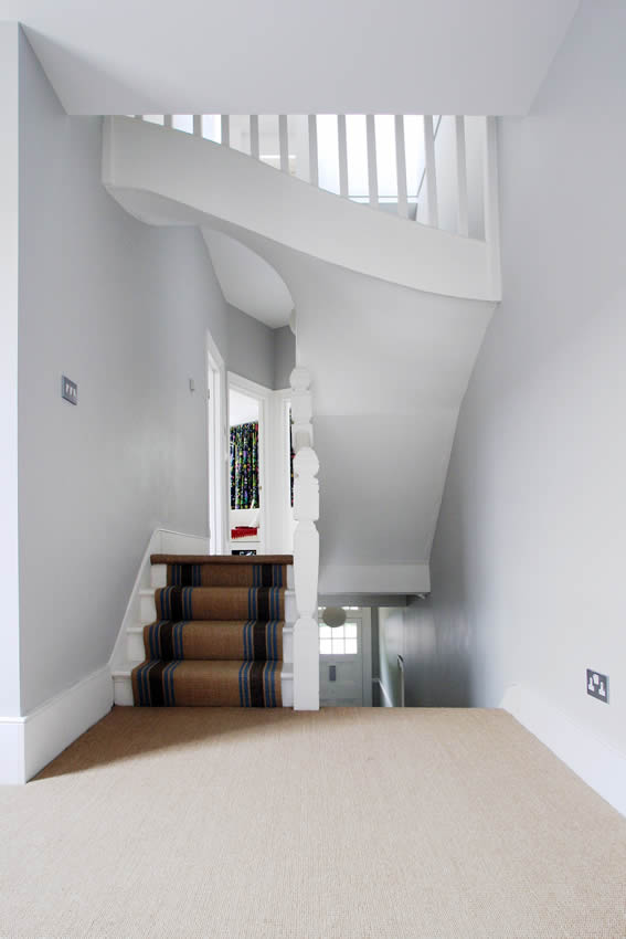 Лестницы имеют интересную форму и могут служить своеобразным украшением дома