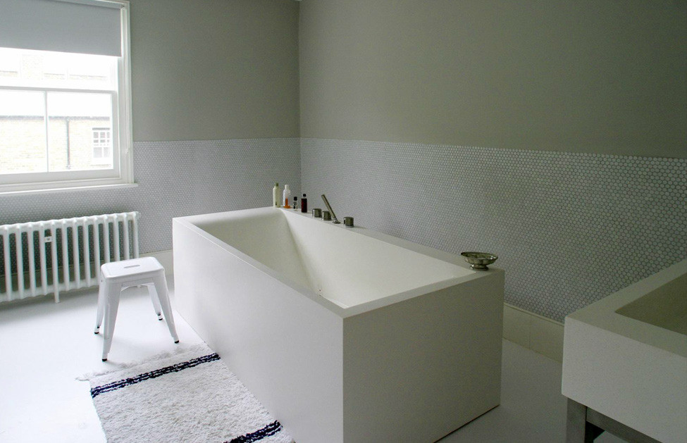 Ванная комната с отдельно стоящей прямоугольной ванной современного дизайна.
