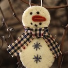 Елочная игрушка снеговик из круглых кусочков ткани.