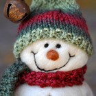 Снеговик из шерстяных шариков.