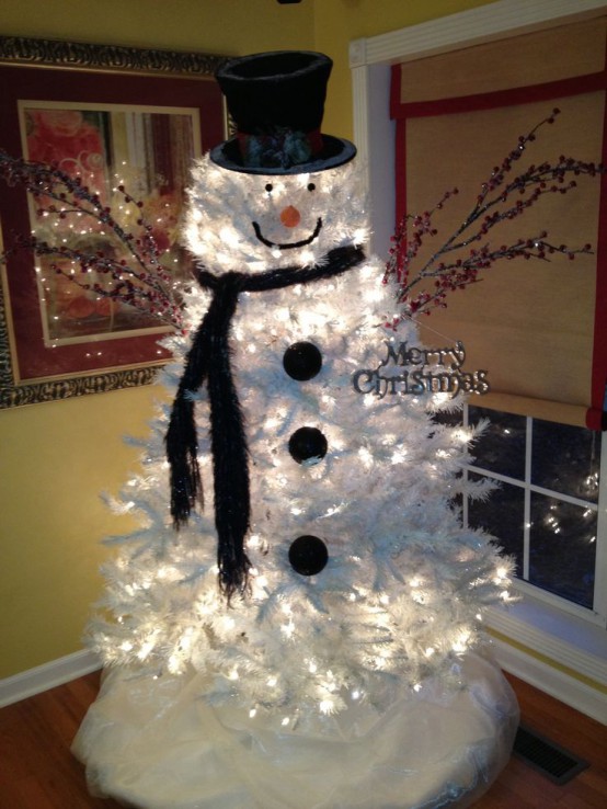 Еще один снеговик из искусственной белой елки с подсветкой.