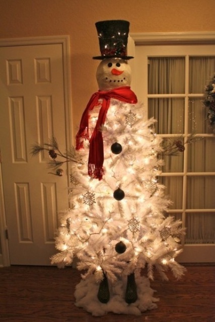 Снеговик из белой искусственной елки.