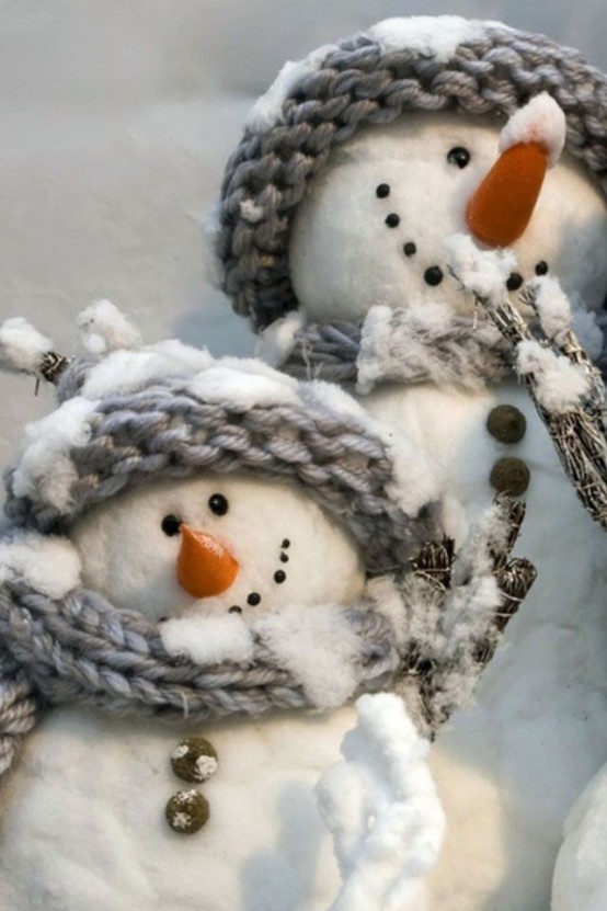 Снеговики из шерстяных шариков.
