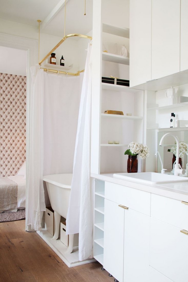 Эта маленькая кухня объединенная с ванной выполнена вся в белом цвете, включая кухонный кран. Кухня как белый холст