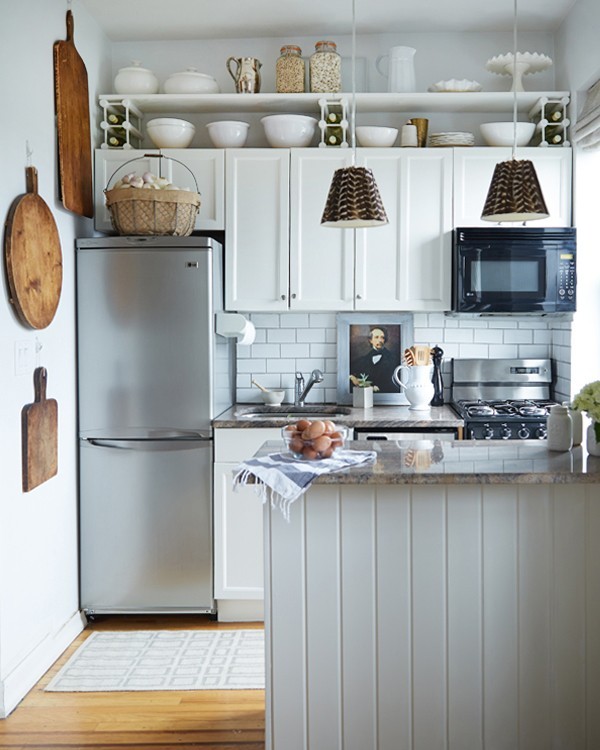 В маленькой кухне имеет смысл использовать не только горизонтальные поверхности, а и всю высоту кухни. Это могут быть и различные системы хранения, и висящая на стене микроволновка