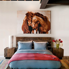 Влюбленные лошади над кроватью в спальне в стиле лофт.