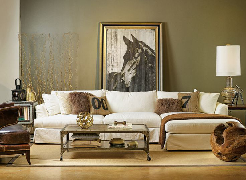 Большая картина лошади стоящая на полу за диваном в эклектичном интерьере квартиры.