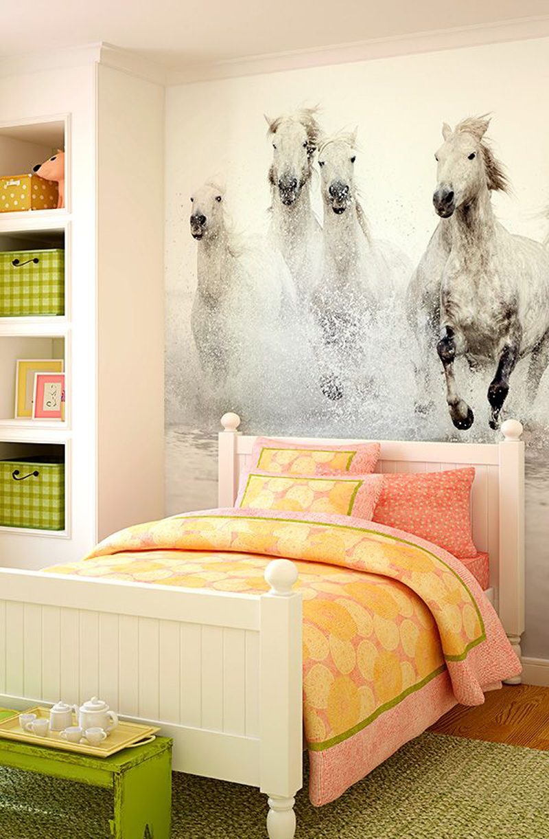 Неудержимые белые лошади буквально вскакивают в спальню с фотообоев в спальне.