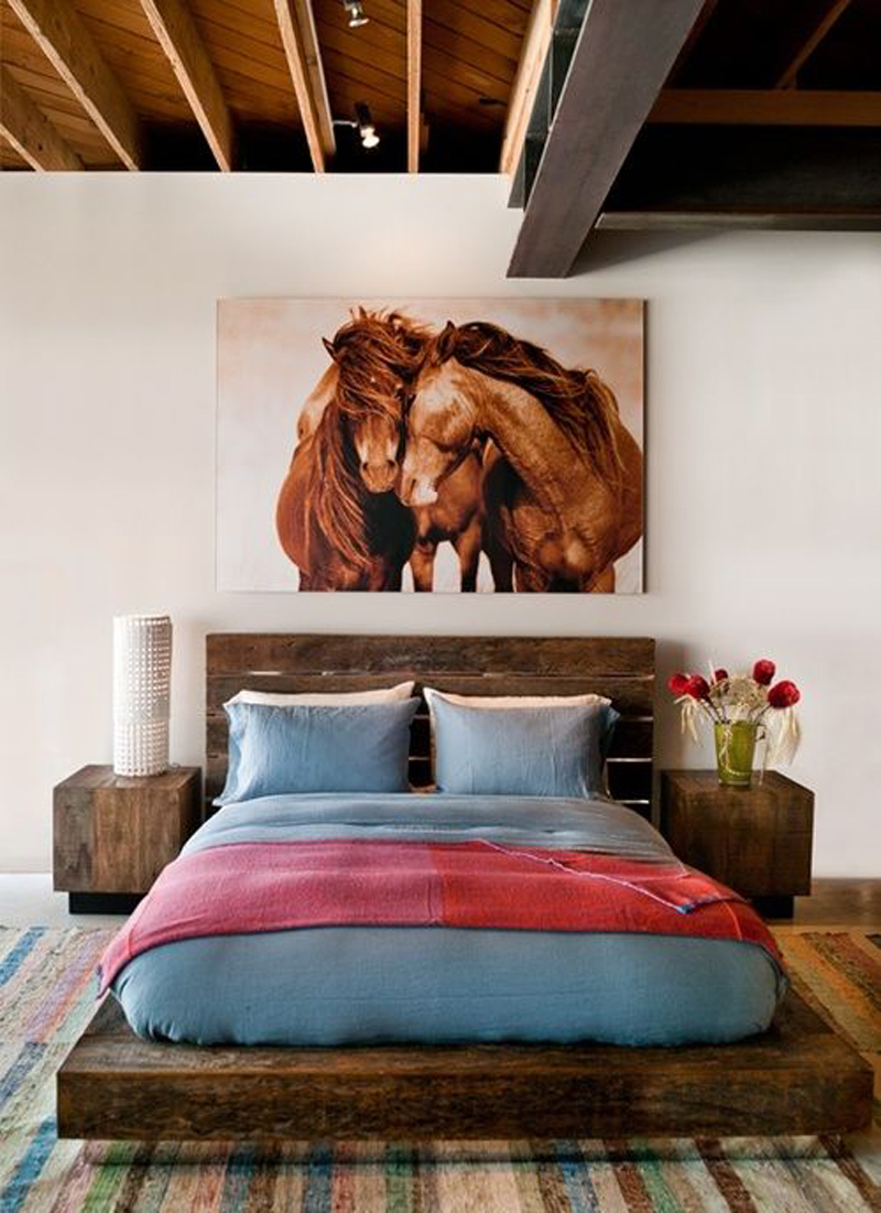 Влюбленные лошади над кроватью в спальне в стиле лофт.