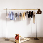 Простая и стильная вешалка для одежды и деревянный самокат дизайна Катрин Аренс.
