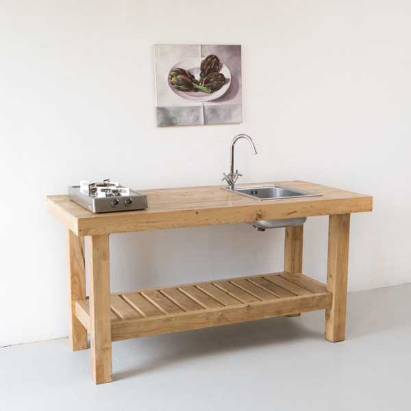 Деревянный кухонный стол с мойкой.
