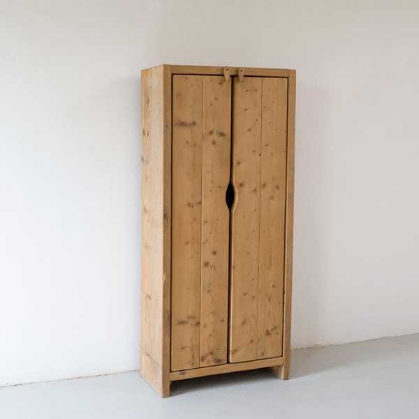Деревянный плательный шкаф.