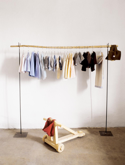 Простая и стильная вешалка для одежды и деревянный самокат дизайна Катрин Аренс.