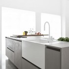 Кухня Polaris Cucine. Кухонная мойка контрастно белого цвета глубокая и удобная.