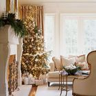 Элегантная елка украшенная только золотыми и белыми украшениями.