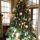 Новогодняя елка с бантиками и разноцветными украшениями.