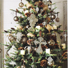 Новогодняя елка в деревянной кадке украшенная винтажными елочными украшениями.