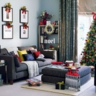 Современная новогодняя елка с украшениями подходящими к интерьеру комнаты.