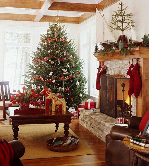 Богатая елка с тонкими и элегантными украшениями. Вся комната наполнена рождеством.
