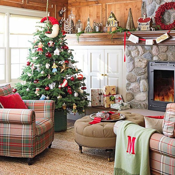 Новогодняя елка украшенная разными плюшевыми и мягкими игрушками ручной работы.
