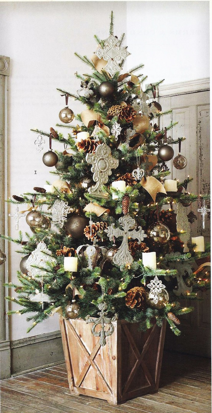 Новогодняя елка в деревянной кадке украшенная винтажными елочными украшениями.