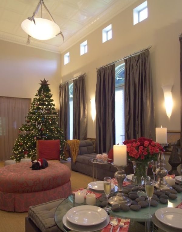 Традиционная новогодняя елка с маленькими огоньками и украшениями.