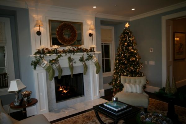 Традиционная новогодняя елка со светящейся звездой на верхушке и золотистыми украшениями.