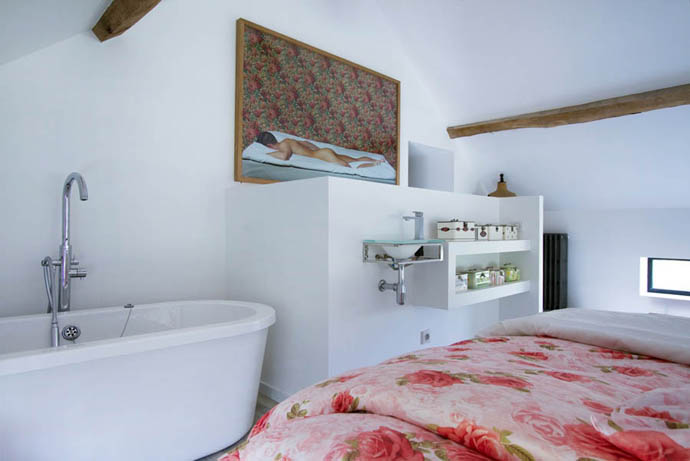 Ванна прямо в главной спальне, в стиле модных спа курортов.