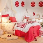 Рождественские цвета - это половина дела. И постель, и елочные украшения, и снежинки на стене выдержаны в традиционных рождественских красном, белом и зеленом цветах.