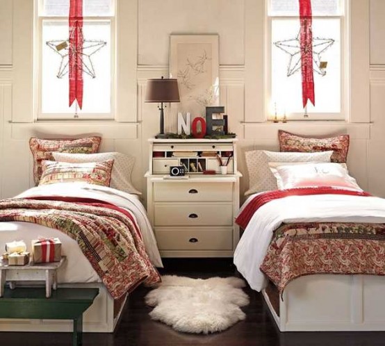 Достаточно простой декор из ленточек и звезд на окнах создает новогоднее настроение в комнате.