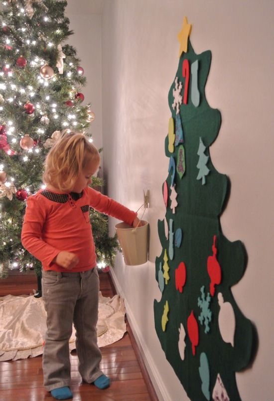 Интересная идея - плоская ёлка на стене которую ребенок может украсить такими же мягкими и плоскими игрушками.