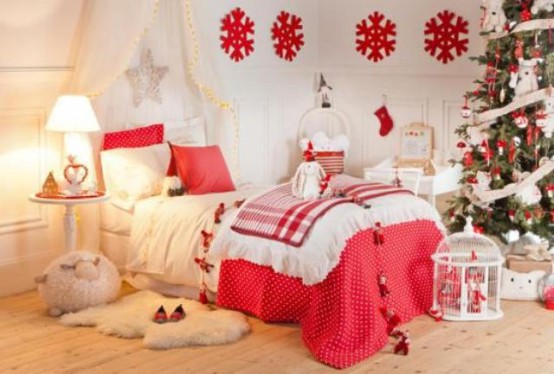 Рождественские цвета - это половина дела. И постель, и елочные украшения, и снежинки на стене выдержаны в традиционных рождественских красном, белом и зеленом цветах.
