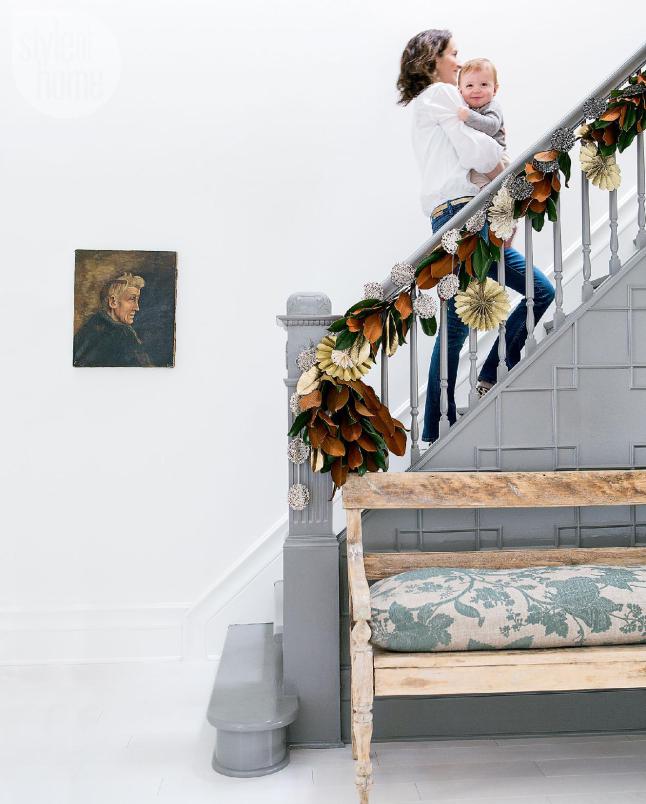 Лестницу украсили новогодней гирляндой