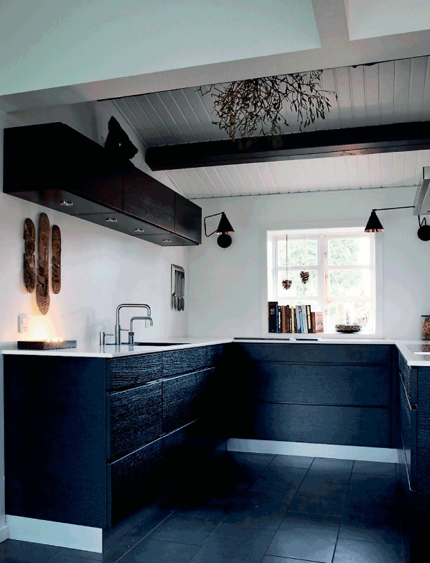 Минималистичная кухня в черно-белых цветах украшена веточкой омелы.