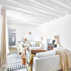 Дизайнер оставила белые оштукатуренные стены и деревянные балки характерные средиземноморскому стилю.