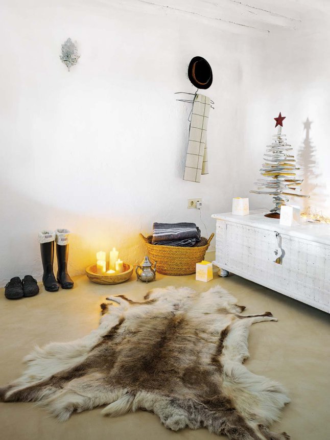 Деревянная ёлочка и шкура на полу больше характерны скандинавскому стилю.