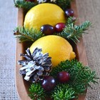 Еще один вариант новогодней экибаны из лимонов, шишек, еловых веточек и крыжовника.