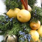 Хвоя, лимоны и колокольчики - отличный рождественский декор.