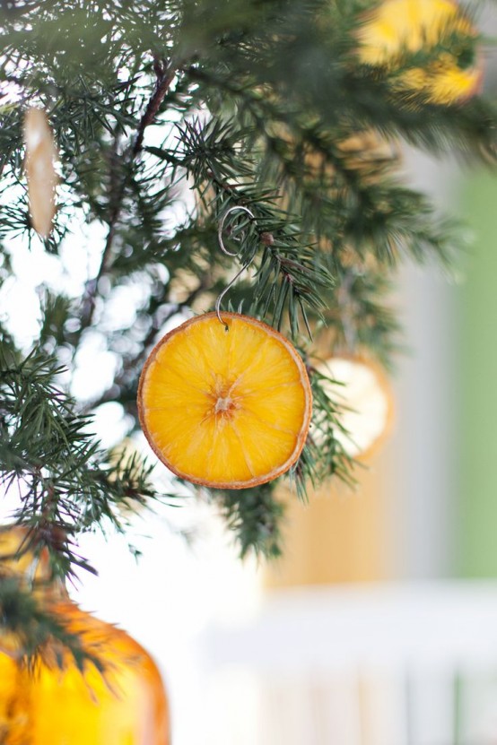 Подсушенные ломтики лимона или апельсина достаточно яркие чтобы стать украшением на ёлке.