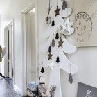 Плоская белая елочка из фанеры украшенная в коридоре.