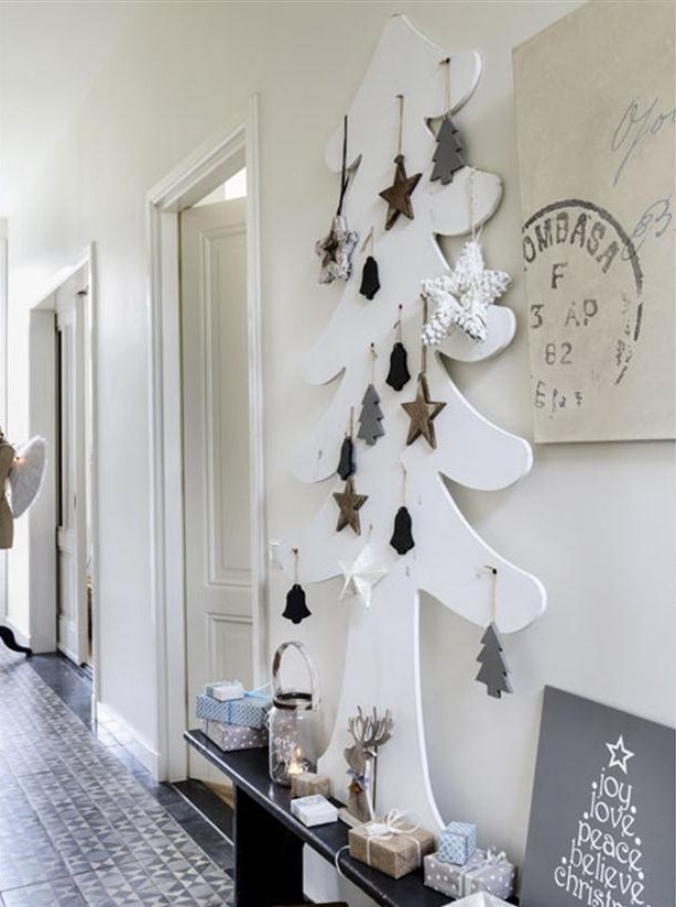Плоская белая елочка из фанеры украшенная в коридоре