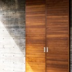 Детали: сдвижные деревянные двери.