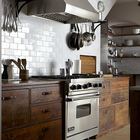 Кухня выполнена скорее в индустриальном стиле, все просто и функционально.